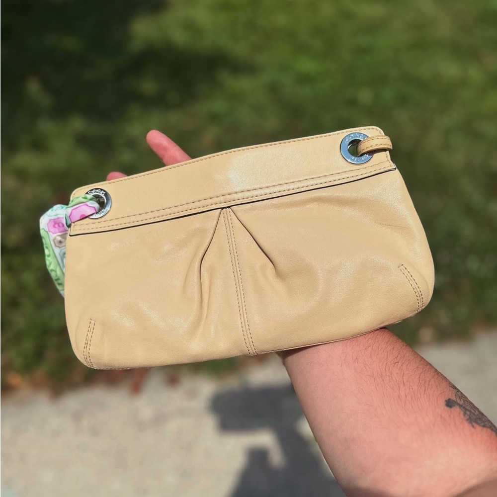 Y2K Coach Kyra Soft Clutch in camel leather with mini Coach logo Twilly